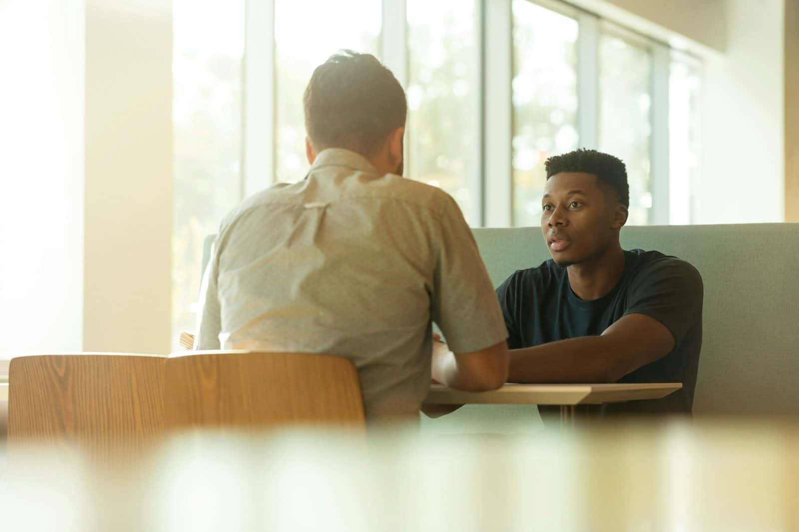 A comunicação faz parte das relações do dia a dia. (Créditos: Unsplash / LinkedIn Sales Solutions)