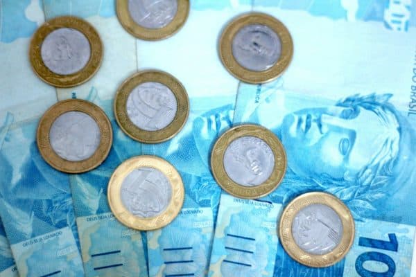 Brasileiro termina o mês com cada vez menos dinheiro livre no bolso; veja o que está pesando
