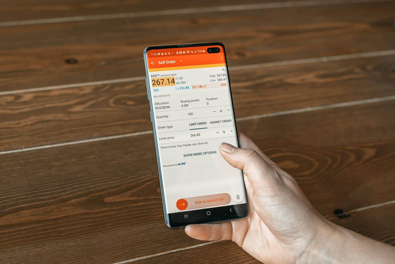 A digitalização dos serviços financeiros segue em alta. (Créditos: Unsplash / Tech Daily)