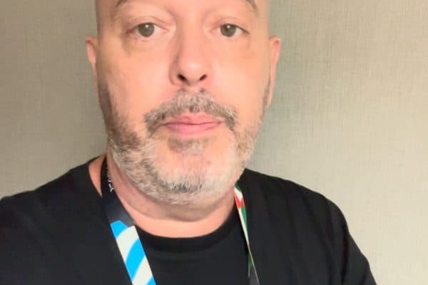 Após passar mal ao vivo, Alex Escobar volta ao trabalho e celebra: “Passo enorme”