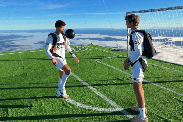Atletas de esportes radicais impressionam ao jogar futebol acima das nuvens