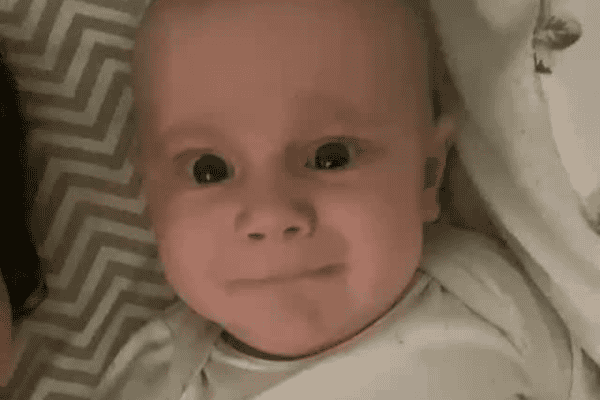 Bebê de apenas 3 meses surpreende ao ‘responder’ bom dia para a irmã