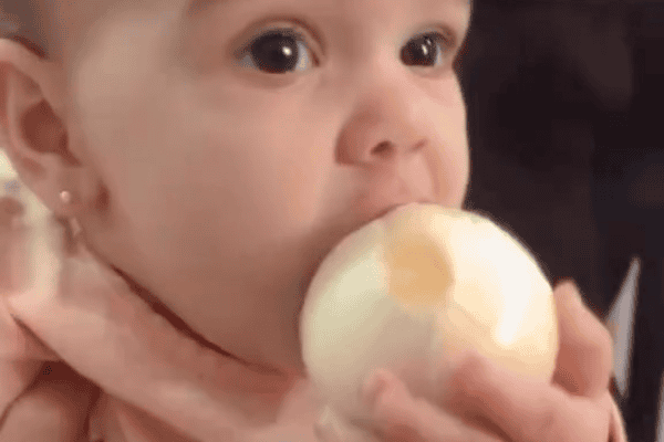 Bebê surpreende ao comer cebola crua sem fazer careta e vídeo viraliza