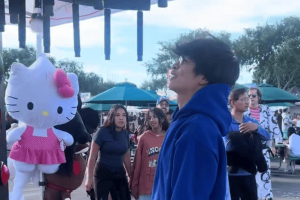 Jovem mostra agilidade fora do comum em jogo de pegar bastões