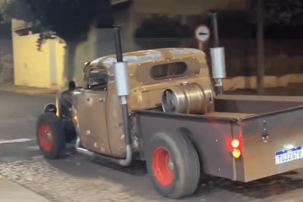 Mecânico usa sucata e criatividade para criar carro que parece saído de filme