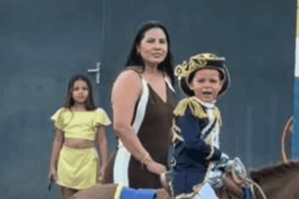Menino recria o Grito da Independência montado em um burrinho e cena viraliza