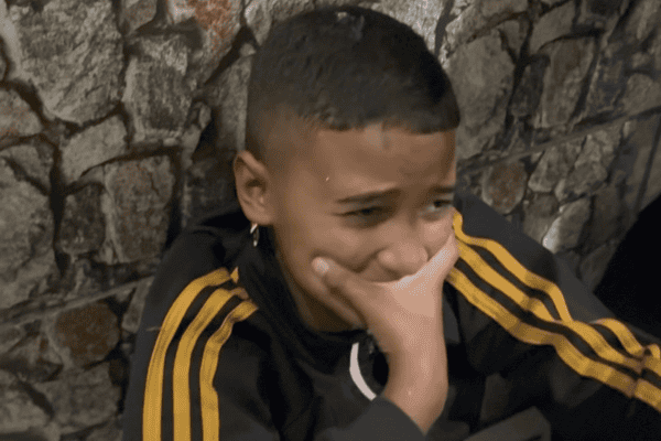 Menino se emociona ao descobrir videogame escondido debaixo do bolo de aniversário