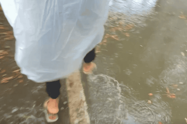 Mulher escorrega em mureta e cai na água ao tentar sair de cemitério alagado