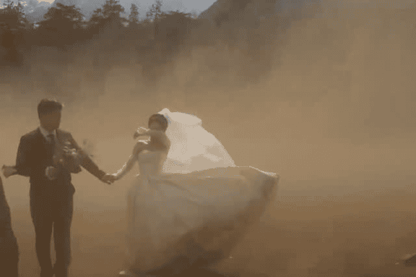 Noivos são surpreendidos por tempestade de areia durante ensaio e vídeo impressiona
