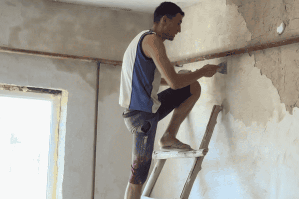 Homem chama atenção ao cantar música de Akon durante a obra