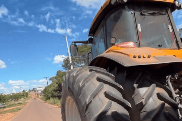 Vídeo mostra maneira diferente de produtora rural ao buscar as filhas na escola