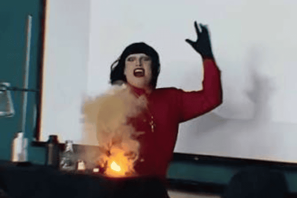 Professor de química viraliza ao dar aula vestido de Lady Gaga