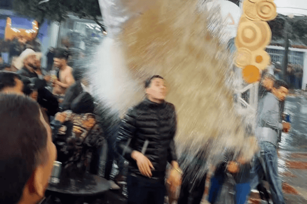 Festa da prefeitura tem momento inusitado após lona romper e dar “banho” em rapaz