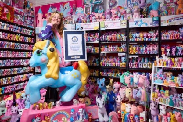Mulher que foi proibida de ter um cavalo na infância bate recorde com coleção de My Little Pony