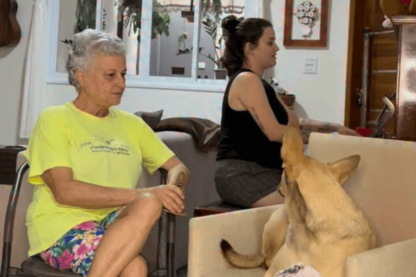 “Se você está contente, faz au au”: cachorrinha entra na brincadeira e diverte família
