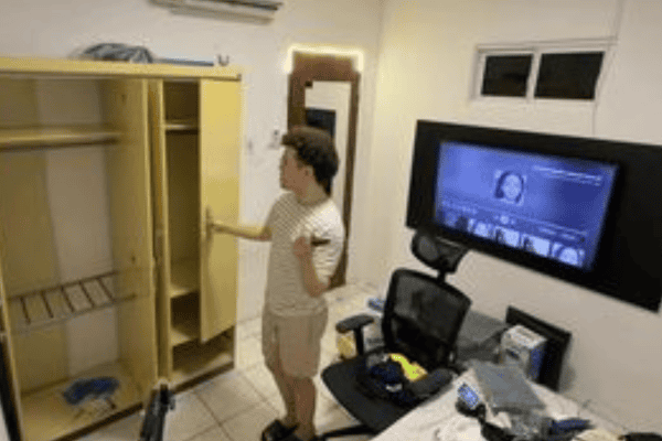 Tentativa de desmontar guarda-roupa termina com TV quebrada e cena viraliza
