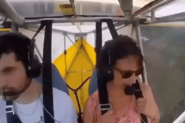 Tudo parecia normal no voo, até que um passageiro inesperado chamou a atenção do piloto