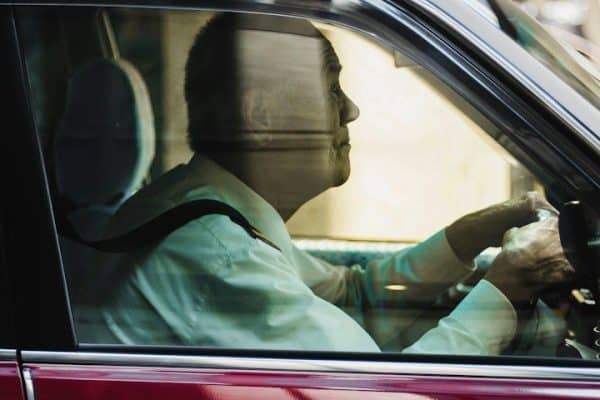 Idosos podem ter desconto que chega perto de 30% na compra de carro novo; veja quem teria direito