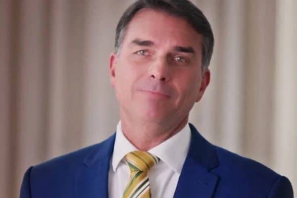 Flávio Bolsonaro cancela sabatina na Record e deixa perguntas no ar