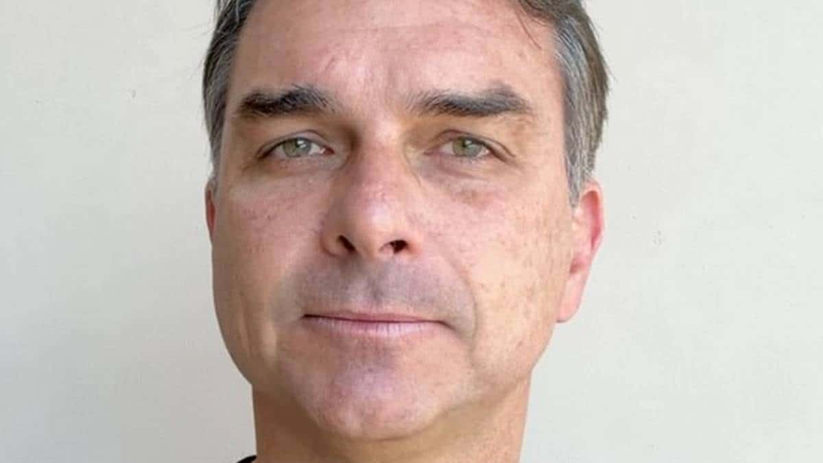 Flávio Bolsonaro se manifesta após revelação de viagem em jatinho ligado a Vorcaro (Foto: Instagram)