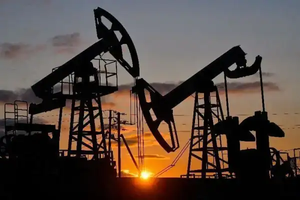 Petróleo encerra em alta diante de tensões no Oriente Médio e queda nas reservas
