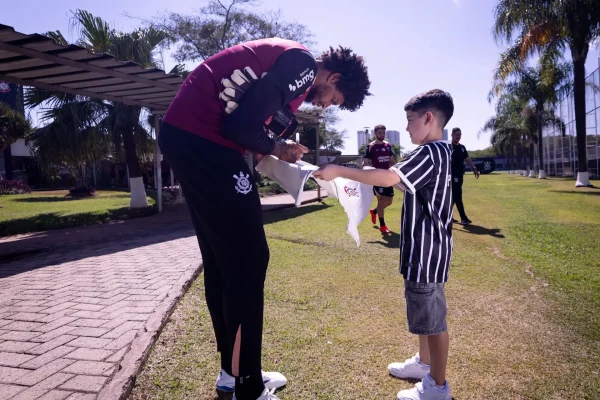 Menino hostilizado por pedir camisa de Neymar visita CT do Corinthians e conhece jogadores