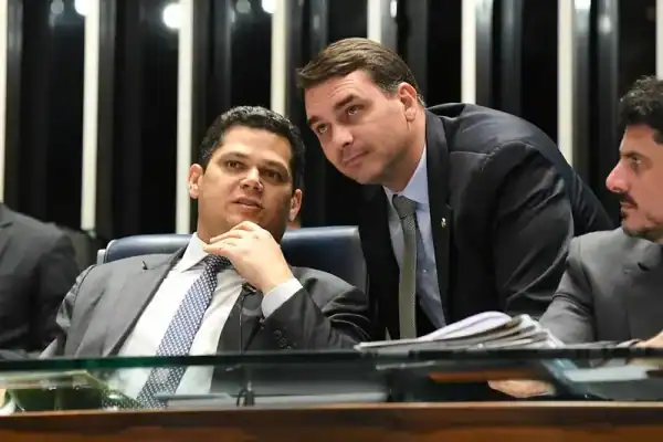 Flávio diz que Alcolumbre errou ao proteger amigo em vez de instituição