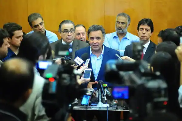 Aécio Neves afirma que Minas saiu do jogo nacional e aponta inexperiência de Zema