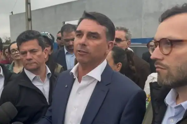 Flávio Bolsonaro chama Alexandre de Moraes de “laranja podre” no STF