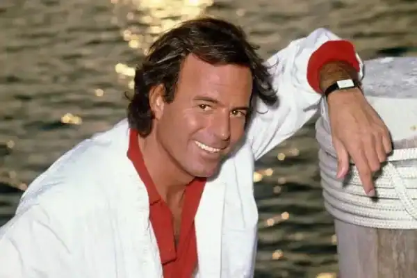 Julio Iglesias enfrenta nova denúncia por supostos abusos e trabalho forçado