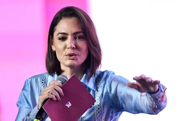 Michelle Bolsonaro defende André Mendonça em meio à crise no STF