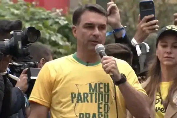 Flávio Bolsonaro vincula Lula a Moraes e afirma que quer pôr fim ao ‘consórcio’ entre eles
