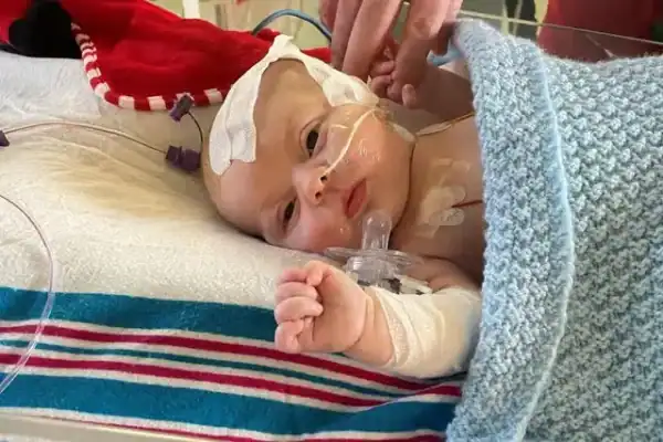 Bebê de 11 dias tem câncer descoberto após alteração na unha