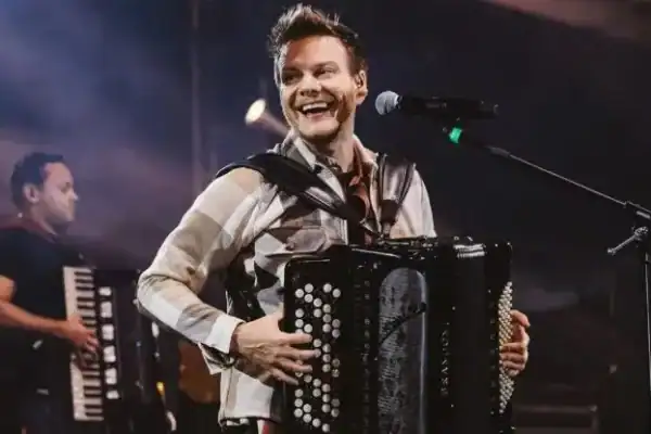 Michel Teló encara frio, chuva e público reduzido em show gratuito na Praça do Papa em Vitória