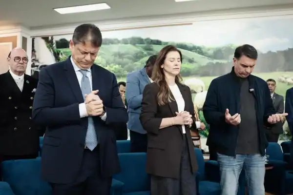 Em igreja em SP, Flávio faz prece a Bolsonaro e invoca ‘espada da Justiça’ nos 3 Poderes
