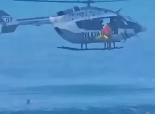 Homem que tentou fugir nadando no mar em Fortaleza é capturado por helicóptero da polícia