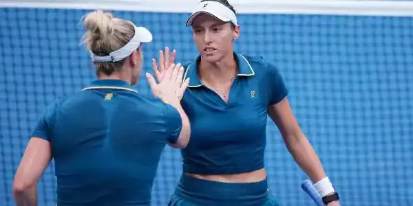 Stefani e Dabrowski desperdiçam match points e são superadas nas semifinais do US Open