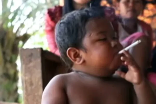 Veja como está o bebê que viralizou fumando 40 cigarros há 16 anos