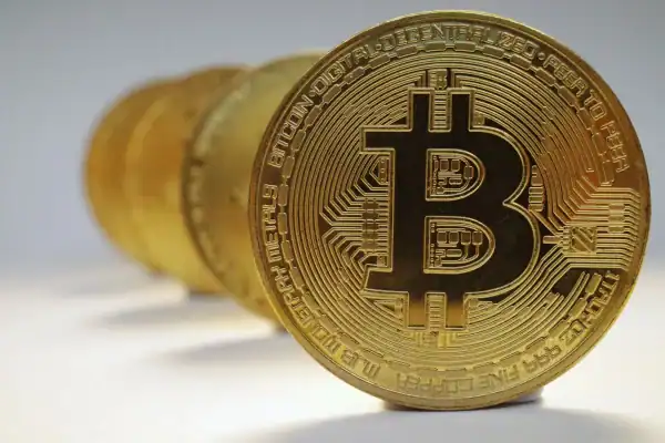 Criptomoedas: bitcoin se mantém quase estável sem novos catalisadores