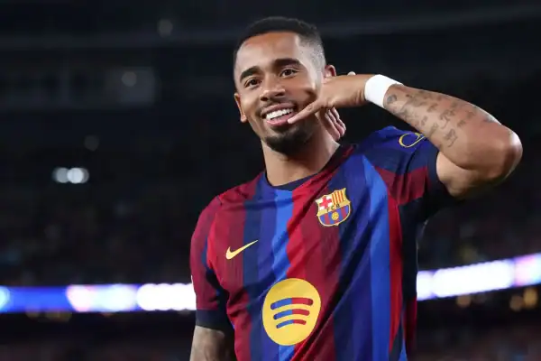Raphinha brilha, Gabriel Jesus marca e Barcelona goleia o Feyenoord na estreia da Champions