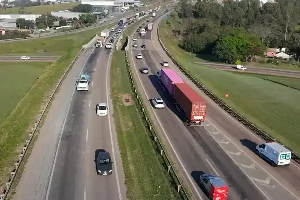 Tráfego de veículos nas rodovias paulistas cresce 1,5% em agosto ante julho, aponta Veloe/Fipe