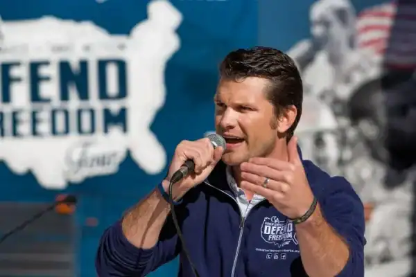 Republicano protocola pedido de impeachment contra Pete Hegseth por guerra com o Irã