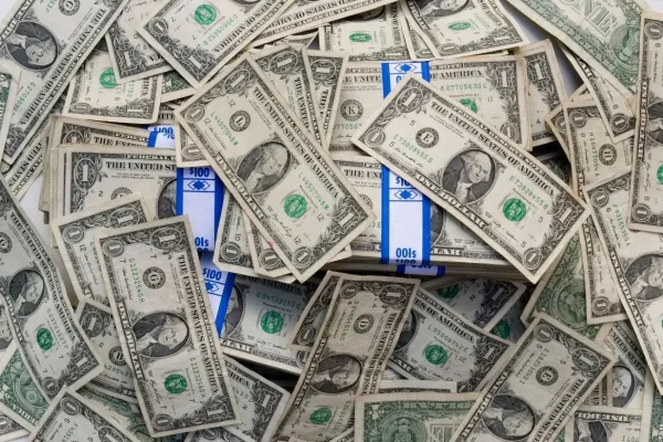 Dólar registra discreto avanço diante do exterior antes de decisões do Fed e Copom