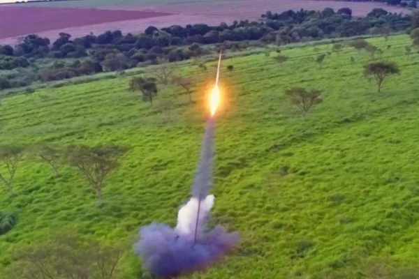 Brasil lança foguete para testar em voo sistema de recuperação por paraquedas