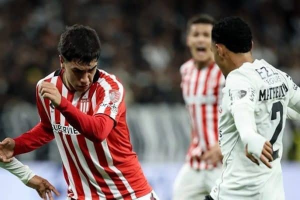 Corinthians sofre pressão na Libertadores e Memphis sacramenta eliminação para o Estudiantes ao isolar pênalti