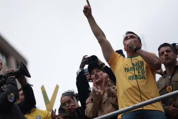 Flávio Bolsonaro faz apelo ao voto útil e promete reduzir juros com equipe econômica capacitada