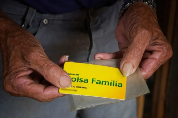 Flávio Bolsonaro chama aumento de 15% no Bolsa Família de ‘merreca’ e questiona governo