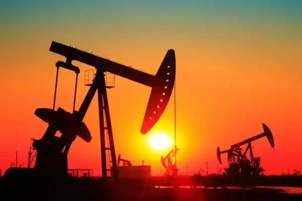 Petróleo fecha em queda com avanços diplomáticos no Oriente Médio reduzindo pressão sobre oferta