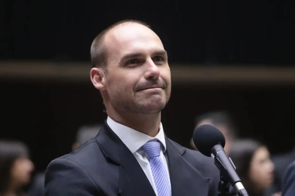 STF nega recurso e confirma condenação de Eduardo Bolsonaro por coação