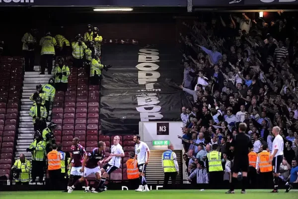 Dérbi histórico de violência entre Millwall e West Ham retorna na Inglaterra após 14 anos
